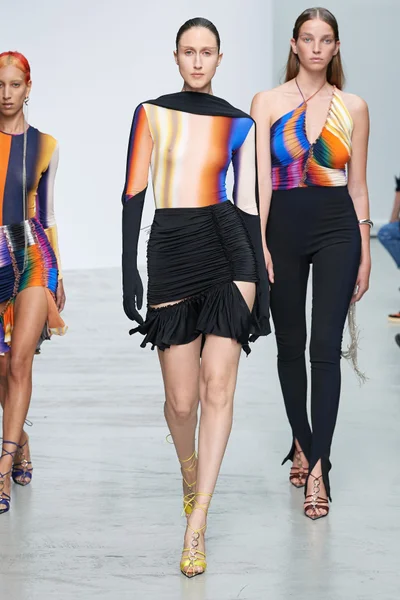 Look 16